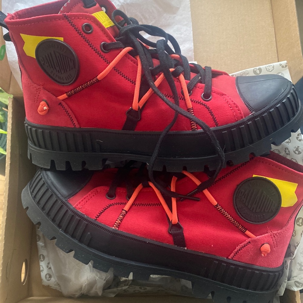 Palladium pallashock re-craft size 9 womens 7.5 mens